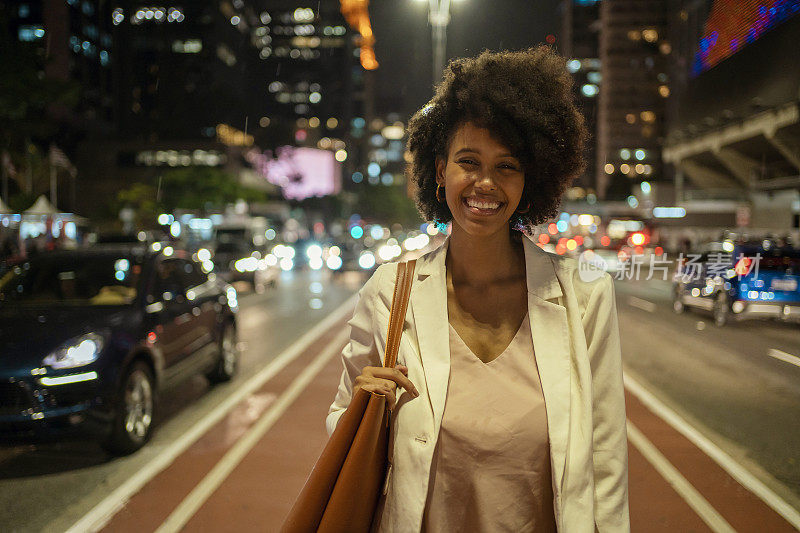 年轻女子在圣保罗大道上行走的肖像，São Paulo，巴西。